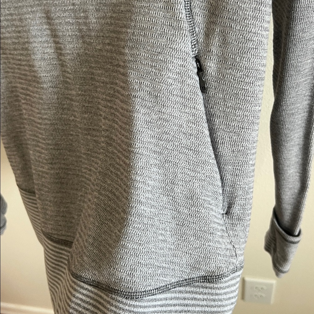 Lululemon stretch long sleeve, size 8 - Picture 2 of 7